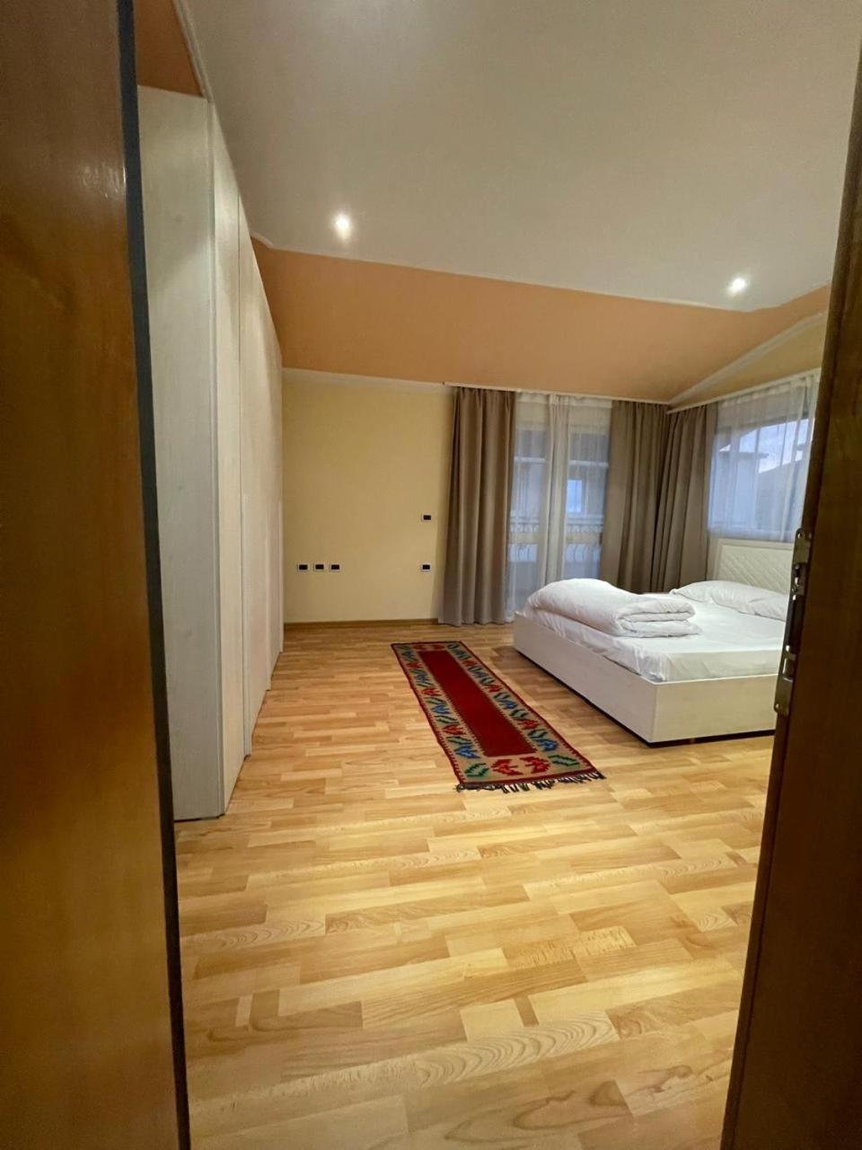 Mandarine Hostel Tiranë Luaran gambar
