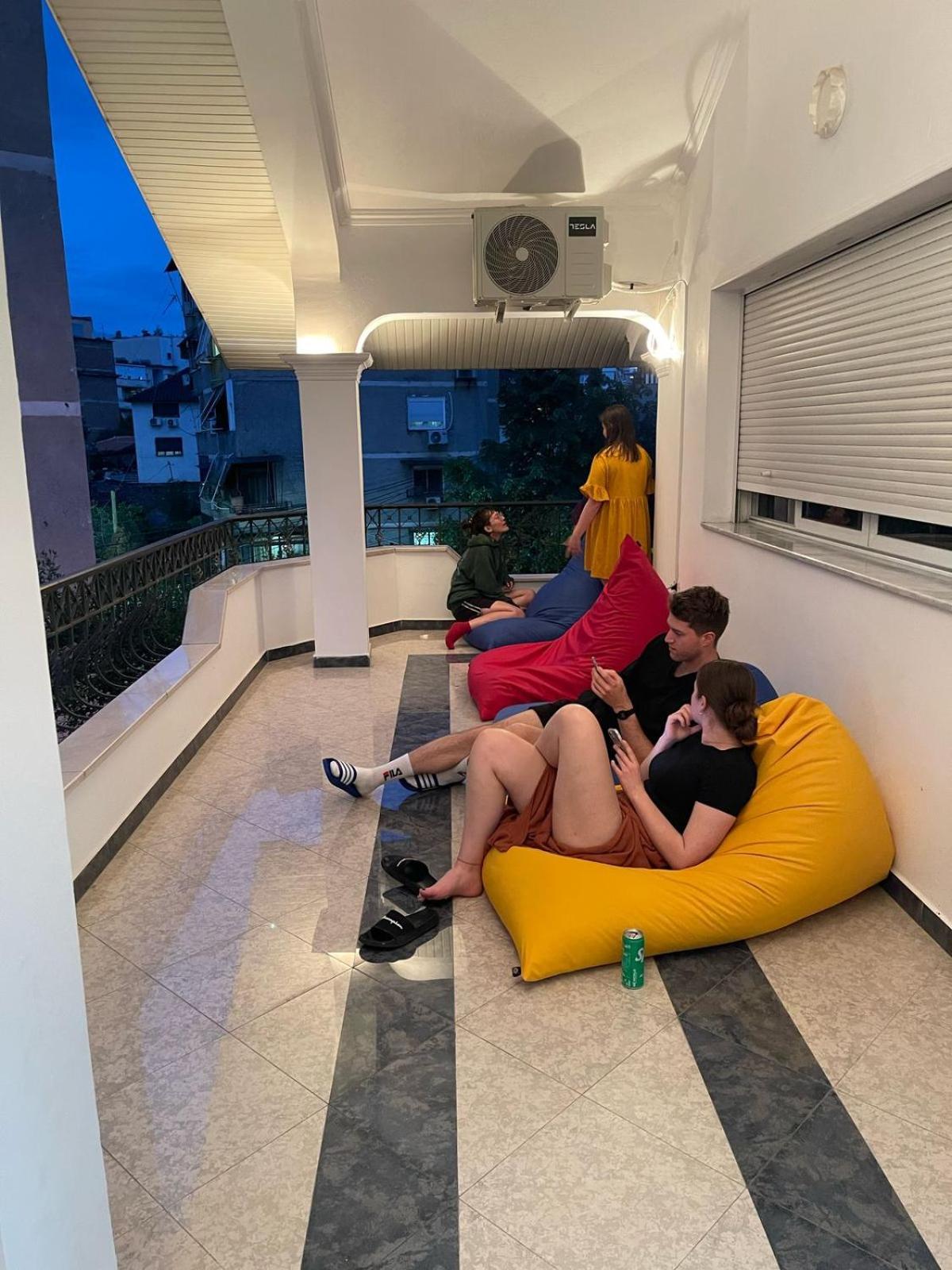 Mandarine Hostel Tiranë Luaran gambar